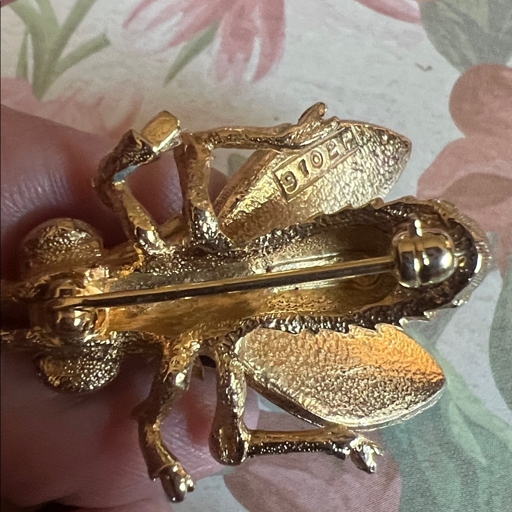 BOUCHER Signed Enameled Lifelike Bee Brooch w/Purple Paste Glass Cabachon Eyes - Picture 8 of 13